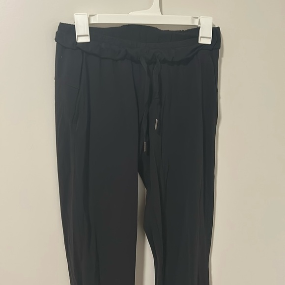 Lululemon On the Fly Jogger Black Travel Hike Athletic Size 4 - Picture 1 of 5